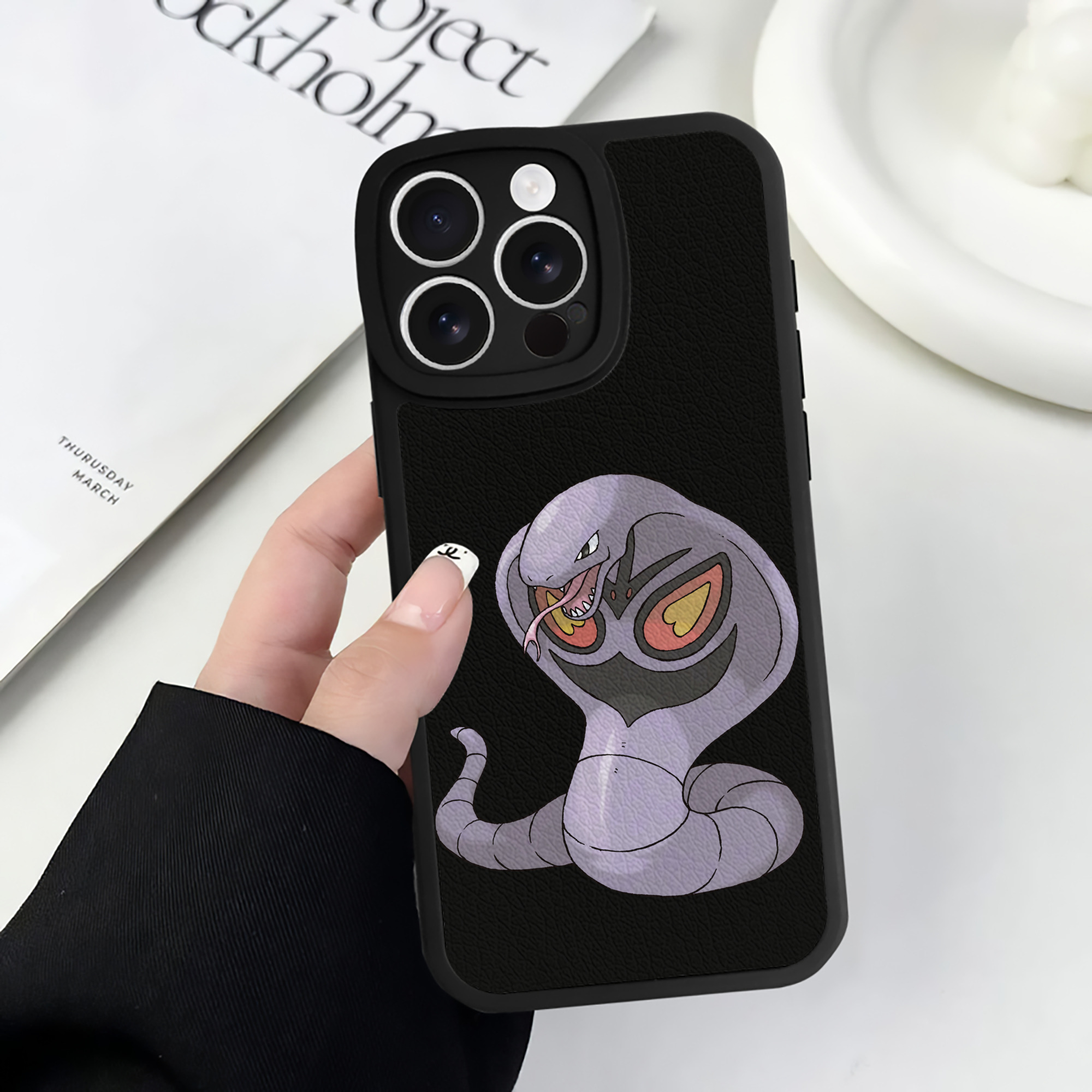 （画像用） ポケットモンスター Pokémon 【iPhone 16シリーズ対応】シリコンスマホケース（レザー調） 材質：シリコン